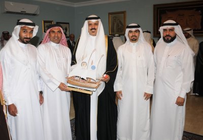 كشافة مدرسة الدراز يكرمون وزير التربية تقديرًا لدعمه للحركة الكشفية البحرية