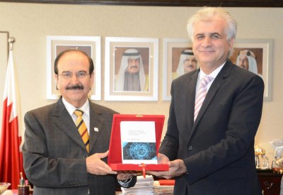 الوزير ميرزا يستقبل الدكتور جاسم حاجي ويتسلم كتابه الجديد في "الثقافة المؤسسية"