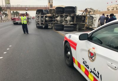 بالصور .. انقلاب شاحنة "خرسانة" يؤدي لاضطراب الحركة المرورية على شارع الاستقلال 