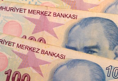 أردوغان يدعو الأتراك لحماية الليرة بعد هبوطها 20%