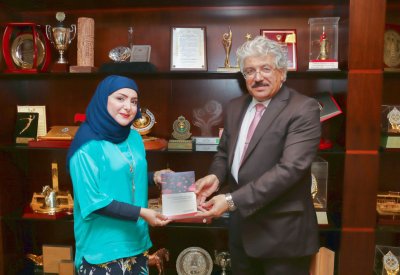 رئيس جامعة البحرين يتسلم نسخة من كتاب تطوير مناهج الرياضيات