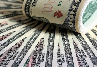 الدولار والين يرتفعان مع سعي المستثمرين للملاذ الآمن