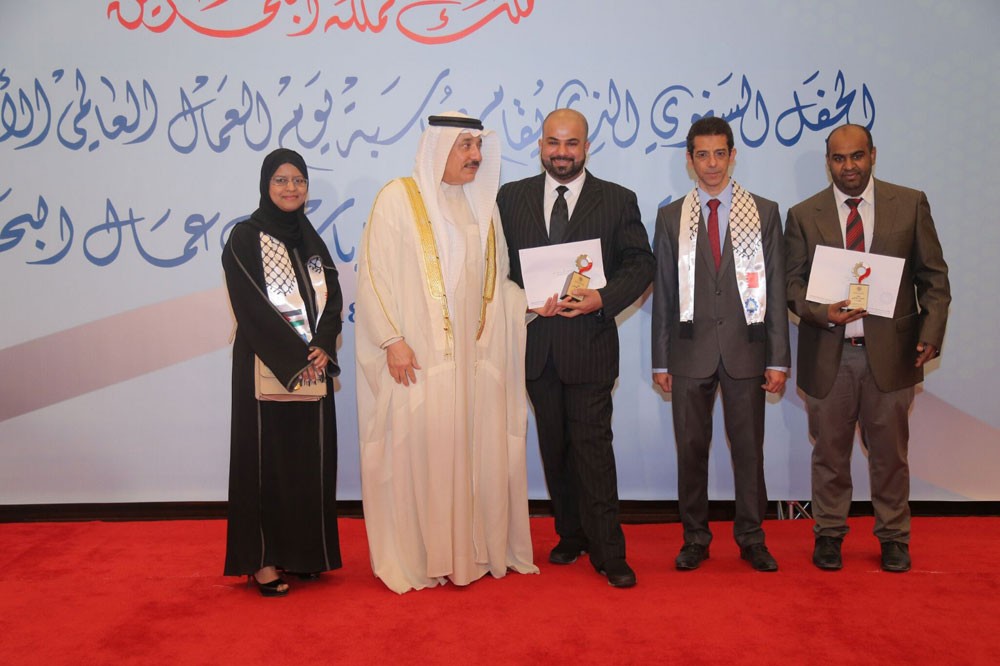 وزير "العمل" يكرم العمال المتميزين والمتفوقين