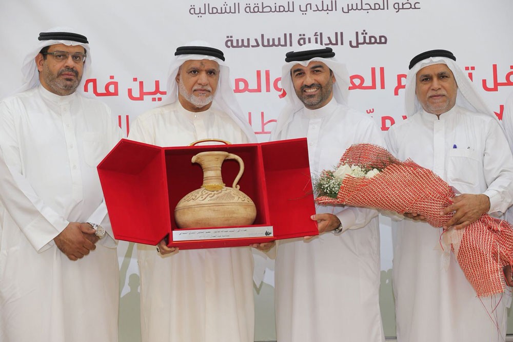 جمعية عالي الخيرية وبرعاية من العضو البلدي عبدالله عاشور يحتفلون بالعمال في القطاعات الخدمية في يوم العمال