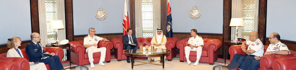 وزير الداخلية يستقبل السفير الأمريكي وقائدي الأسطول الخامس السابق والجديد