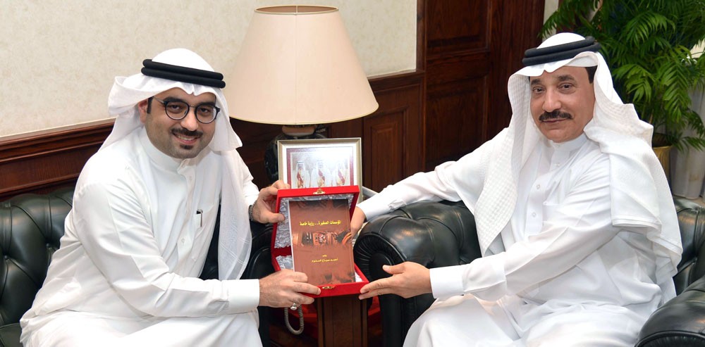 حميدان يتسلم نسخة من كتاب "المؤسسات الصغيرة: رؤية خاصة"
