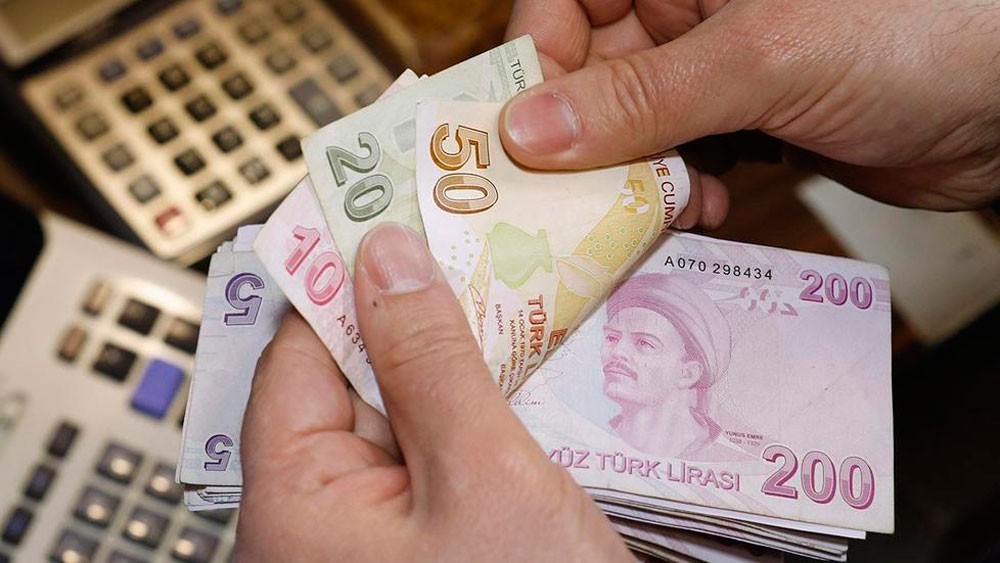 الليرة التركية تتراجع صوب مستوى قياسي منخفض أمام الدولار