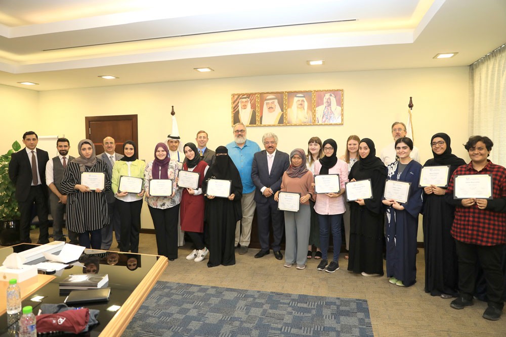 12 طالبة من جامعة البحرين ينهين برنامجاً للكتابة الإبداعية