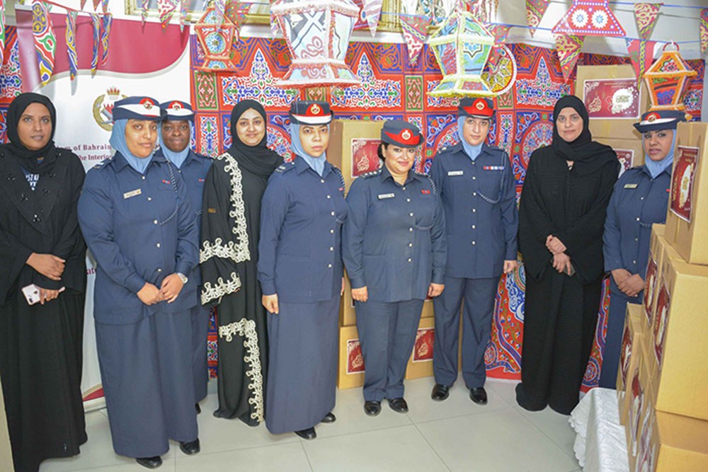 وزارة الداخلية توزع السلال الرمضانية السنوية على أهالي شهداء الواجب