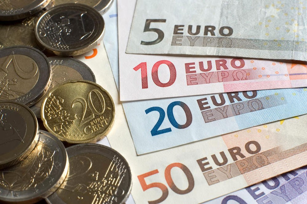 اليورو يهبط لأدنى مستوى في 2018 مع صعود الدولار بدعم قرار ترامب