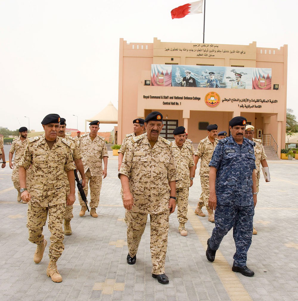 القائد العام لقوة دفاع البحرين يقوم بزيارة للكلية الملكية للقيادة والأركان والدفاع الوطني