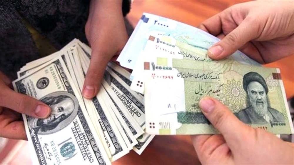 الريال الإيراني يهوي إلى مستوى قياسي جديد