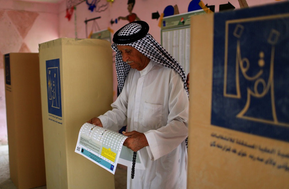 بالصور.. العراقيون يقترعون لاختيار نواب البرلمان