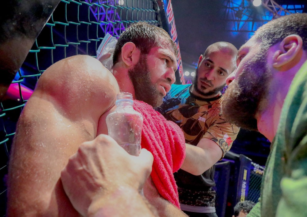 خالد بن حمد يهنىء لاعبي فريق KHK MMA على الأداء والفوز بنزالات BRAVE 12