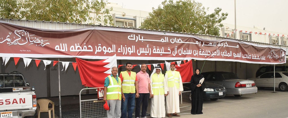 توزيع مكرمة سمو رئيس الوزراء الرمضانية على الجمعيات والصناديق الخيرية والأسر	