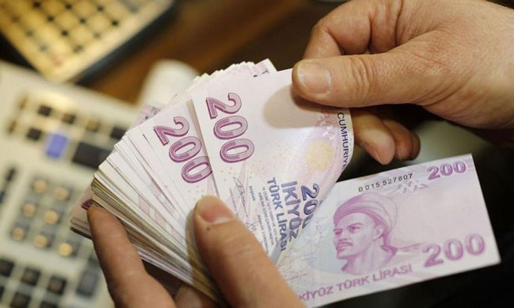 الليرة التركية تنخفض وعجز المعاملات الجارية أكبر من المتوقع