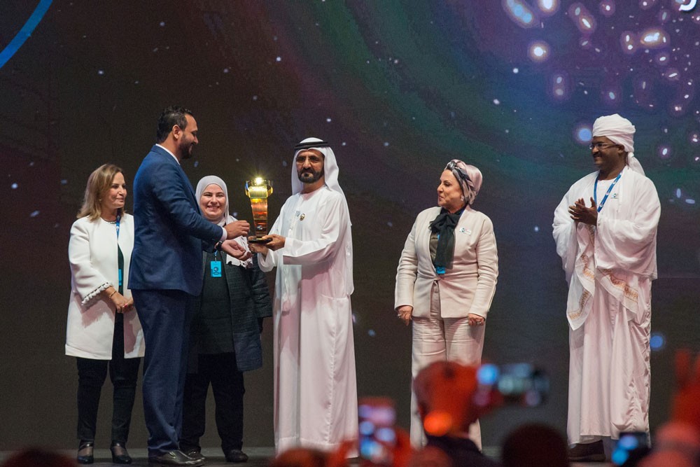 محمد بن راشد يكرم صناع الأمل في الوطن العربي