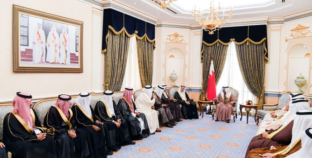 سمو رئيس الوزراء يستقبل عددا من أفراد عائلة بن هندي المناعي