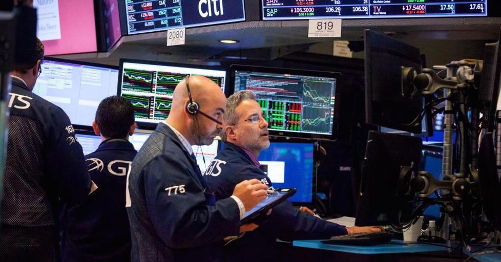 الأسهم الأمريكية تفتح منخفضة بفعل مشاكل التجارة وبيانات ضعيفة