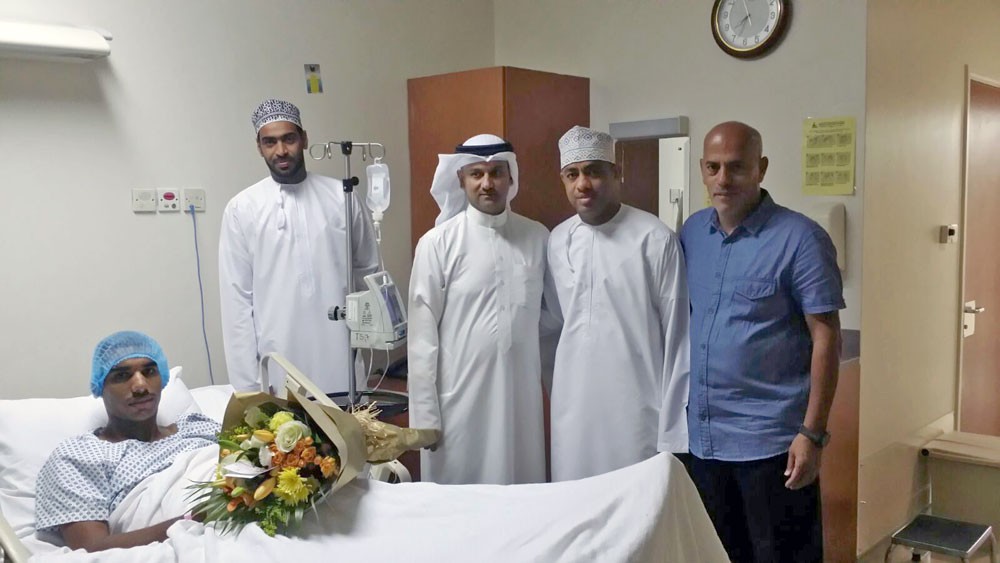 الحلواجي يطمئن على اللاعب العماني خميس الجابري