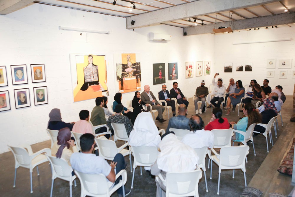 الثقافي البريطاني يقيم جلسة حوار ومعرض فني لثمانية فنانين بحرينيين