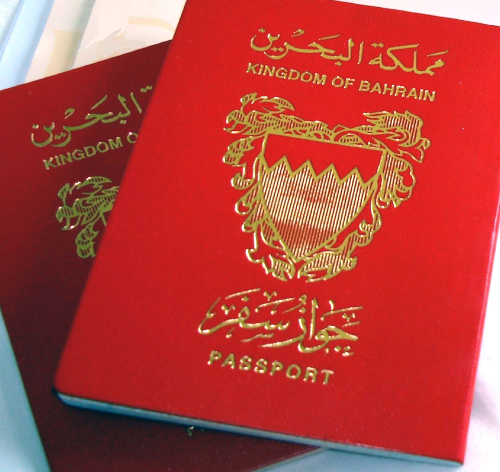 غرامة لا تجاوز أربعمائة دينار لاتلاف جواز السفر أو وضع ملصقات أو شعارات