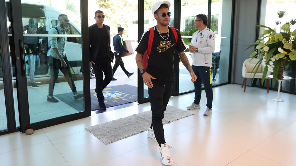  17 لاعبًا في معسكر البرازيل