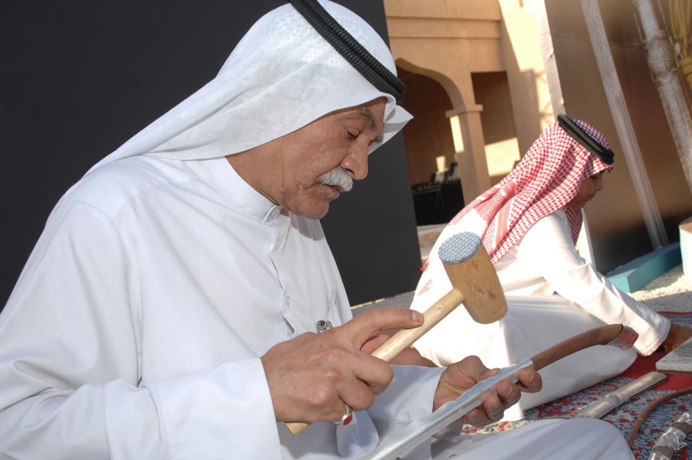 ندوة عن التراث الشعبي بمسرح اوال 