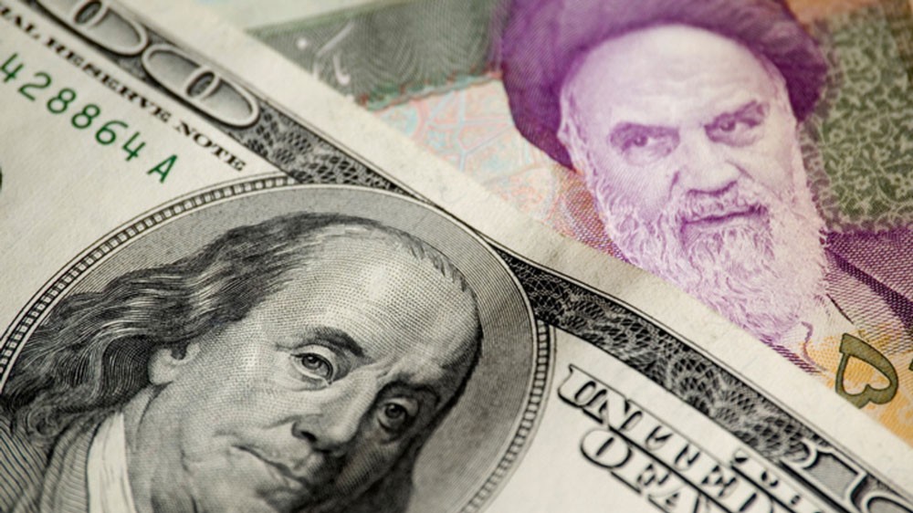 إيران تتحضر للعقوبات..أول تخفيض للريال تجنباً لانهياره