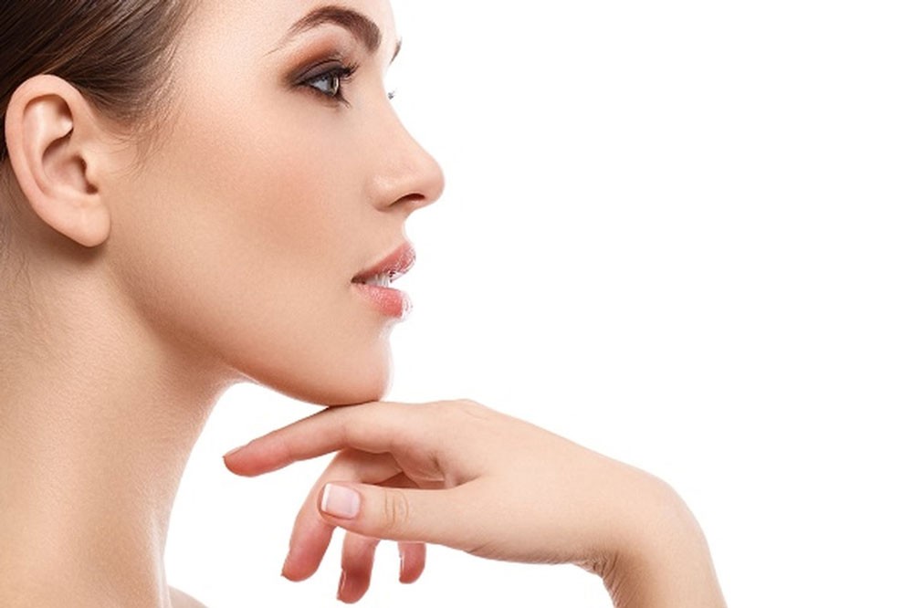 هكذا تتخلصن من لمعان البشرة في الصيف