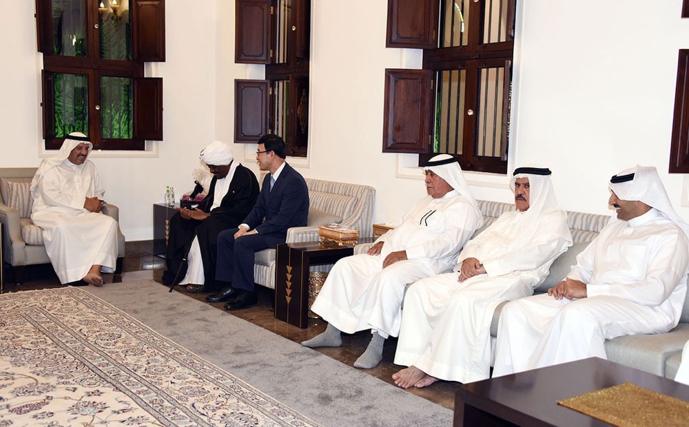 القائد العام لقوة دفاع البحرين يستقبل عدداً من السفراء وجموعاً من المهنئين بحلول شهر رمضان المبارك