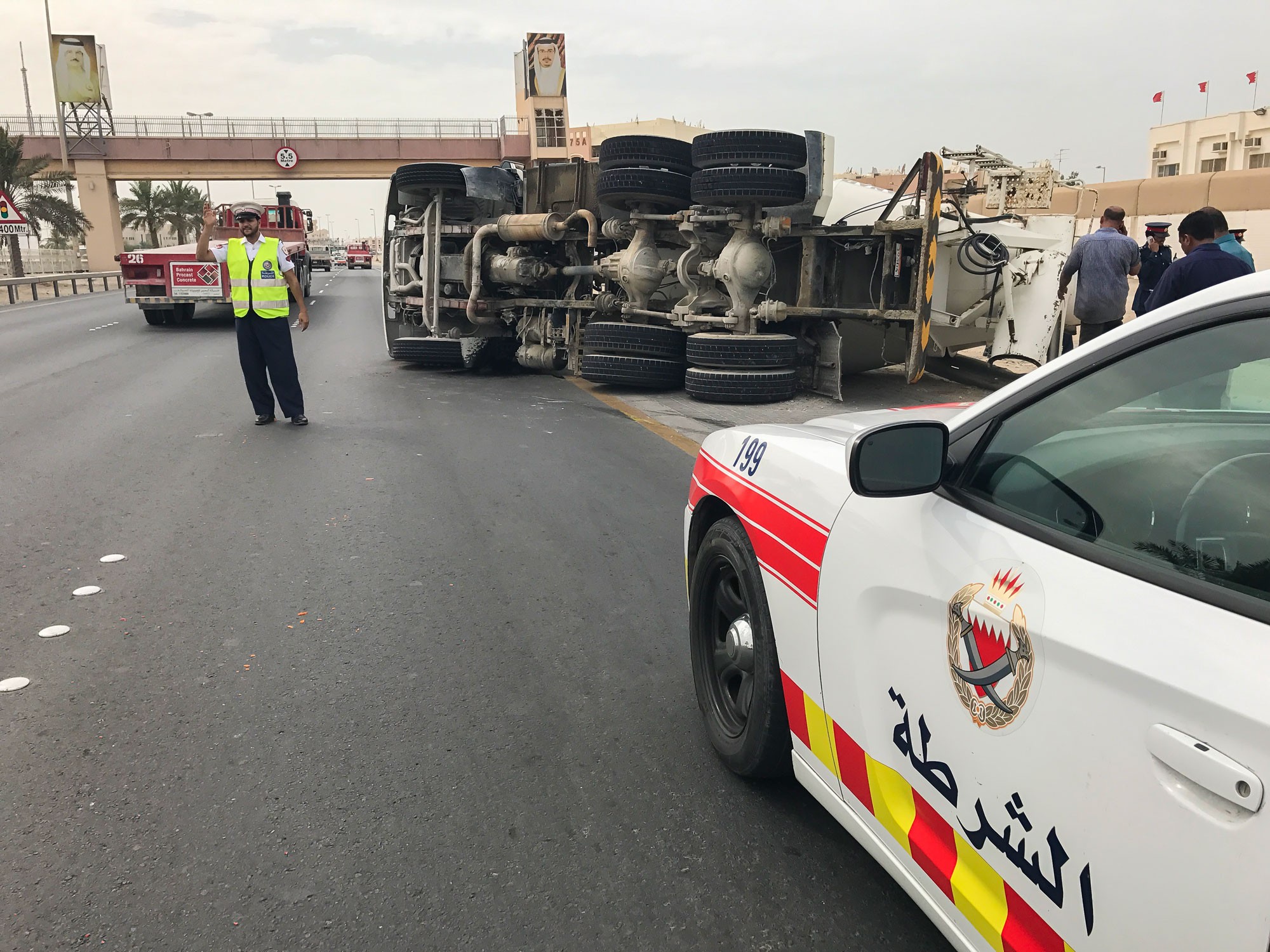 بالصور .. انقلاب شاحنة "خرسانة" يؤدي لاضطراب الحركة المرورية على شارع الاستقلال 