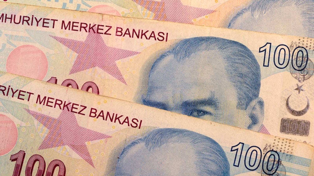 أردوغان يدعو الأتراك لحماية الليرة بعد هبوطها 20%
