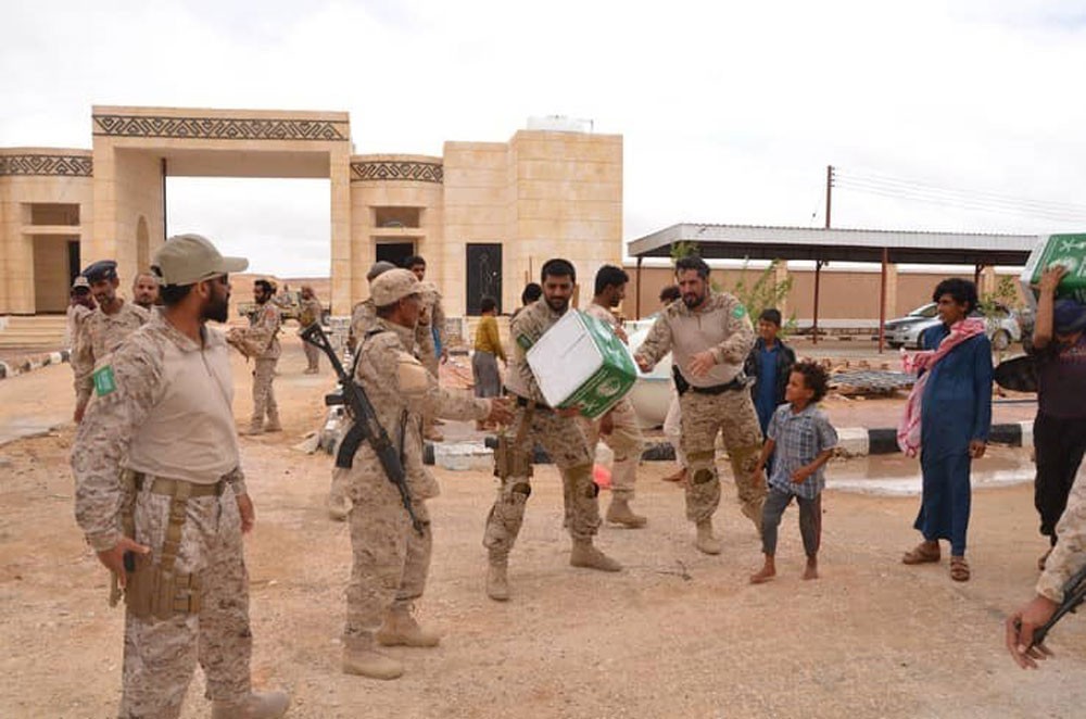 جنود سعوديون يرسمون البسمة على وجوه أطفال اليمن