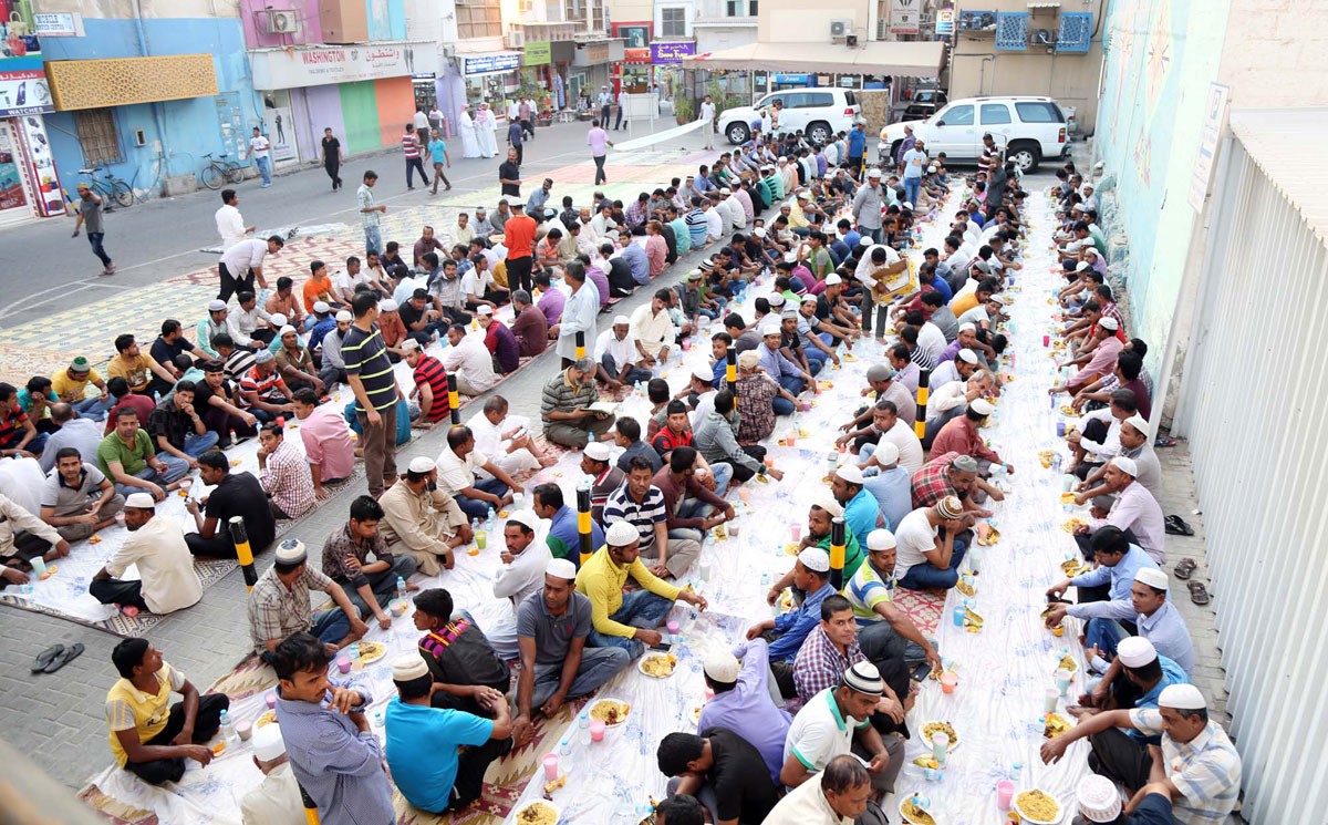 محافظة العاصمة تنظم مشروع إفطار صائم بدعم من بنك البحرين الاسلامي