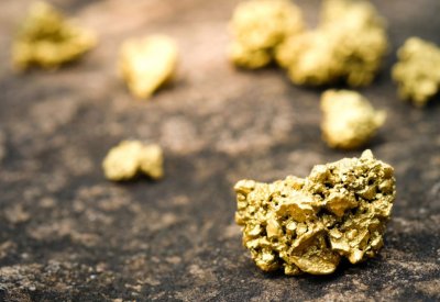 الذهب مستقر مع تجدد التوترات التجارية
