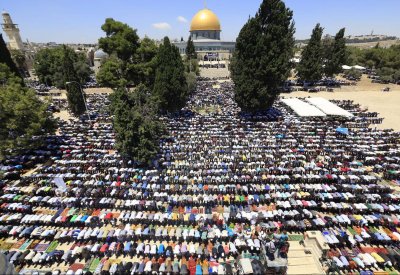 الاف الفلسطينيين يؤدون صلاة الجمعة الثالثة برمضان في المسجد الاقصى