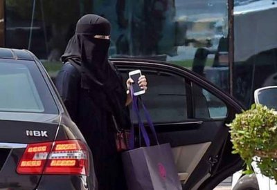 السعودية.. بدء إصدار رخص قيادة للنساء