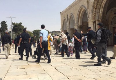 إسرائيل تعتقل مصلين من ساحات الأقصى