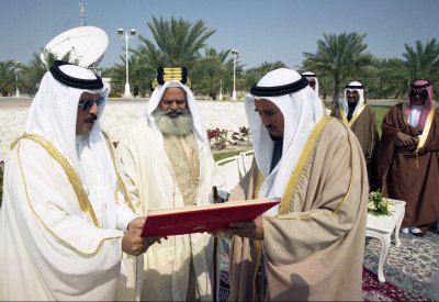 وترجل شيخ الحكمة البحرينية سمو الشيخ عبدالله بن خالد رحمه الله