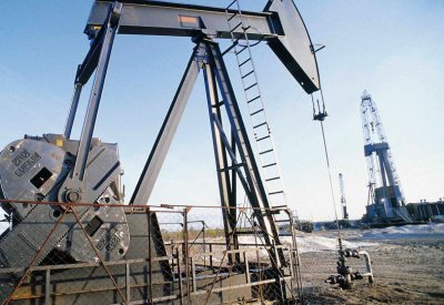 العراق يوقع 3 عقود جديدة لتطوير وتأهيل حقول نفطية