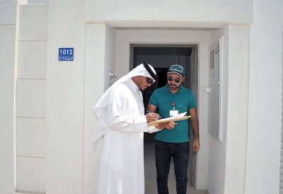 "الإسكان" تسلم مفاتيح الوحدات الجاهزة بمدينة خليفة على المستفيدين