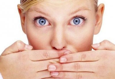 علماء يكشفون السبب الرئيسي لرائحة الفم الكريهة وطرق التخلص منها