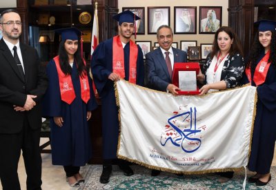 خلف يتسلم درع التكريم من مدرسة الحكمة الدولية لاختياره شخصية العام