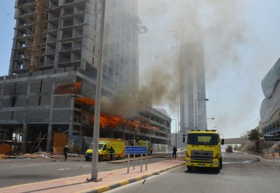 الدفاع المدني يخمد حريق في مبنى قيد الإنشاء بضاحية السيف