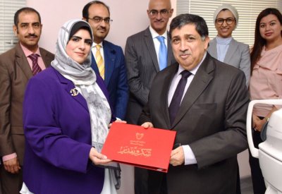 الصحة تتسلم تبرعاً بجهاز لفحص العين من شركة البحرين القابضة