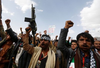 صنعاء.. ميليشيات الحوثي تطارد العسكريين والموظفين