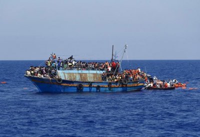 انتشال 12 جثة.. و41 ناجياً من قارب مهاجرين قبالة ليبيا
