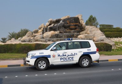 (شرطة المحرق): القبض على مشتبه بسرقته مقتنيات شخصية ومبلغ مالي من إحدى البرادات