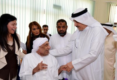 وزير العمل يشارك نزلاء دار بنك البحرين الوطني للمسنين فرحة العيد
